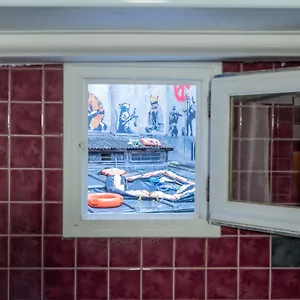 Walled Off Hotel Parigi